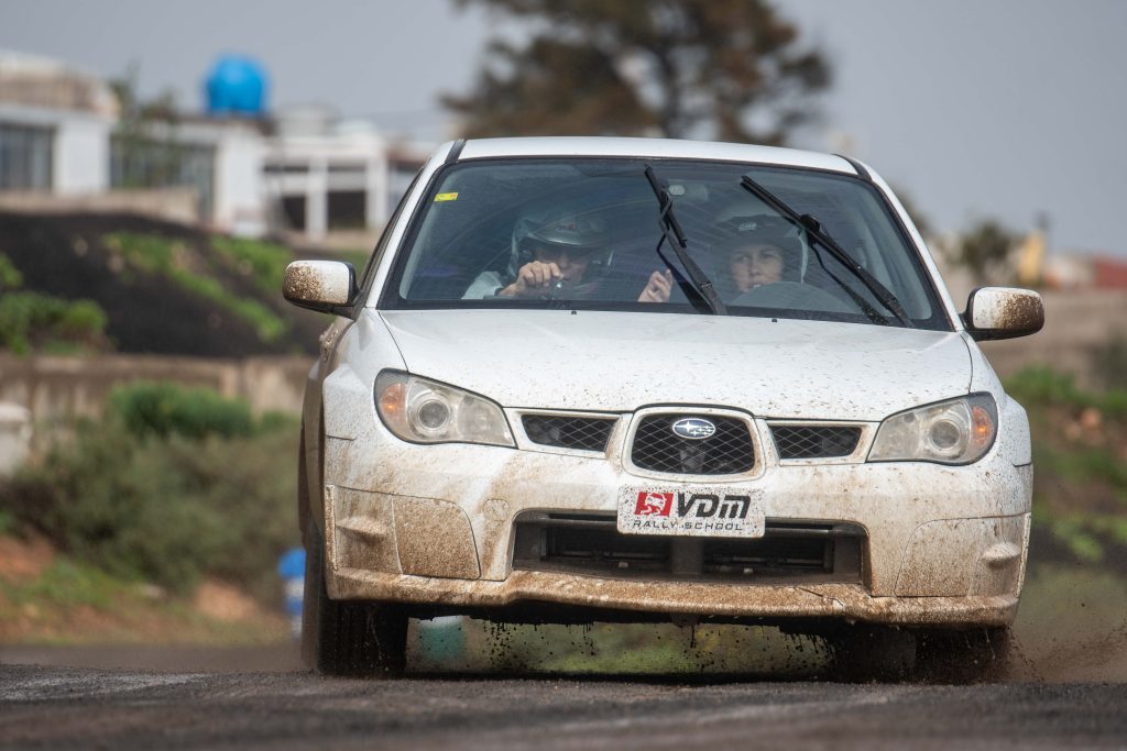 Coche de rally Subaru en plena curva - VDM Rally School
