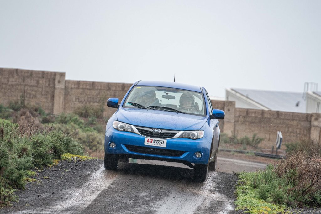 Coche de rally en acción - VDM Rally School Gran Canaria
