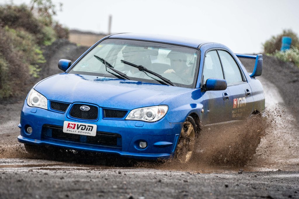 Subaru Impreza de rally derrapando en tierra - VDM Rally School Gran Canaria